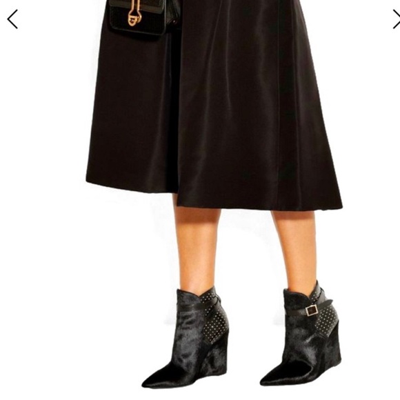 Embrace Elegance: Heritage Texture Woodley Burberry Wedge Ankle Boot